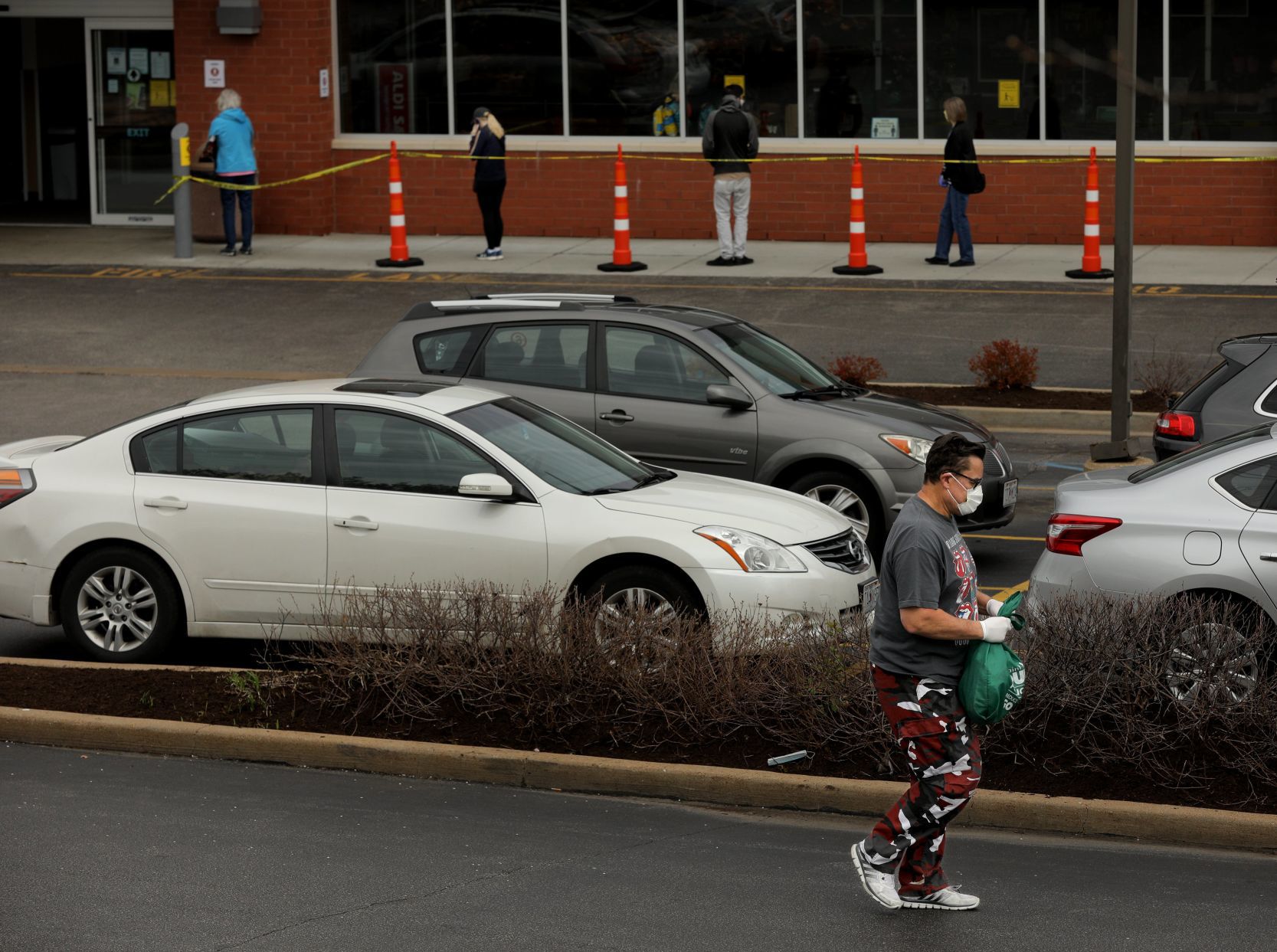 Statewide advisory prompts grocers to space customers